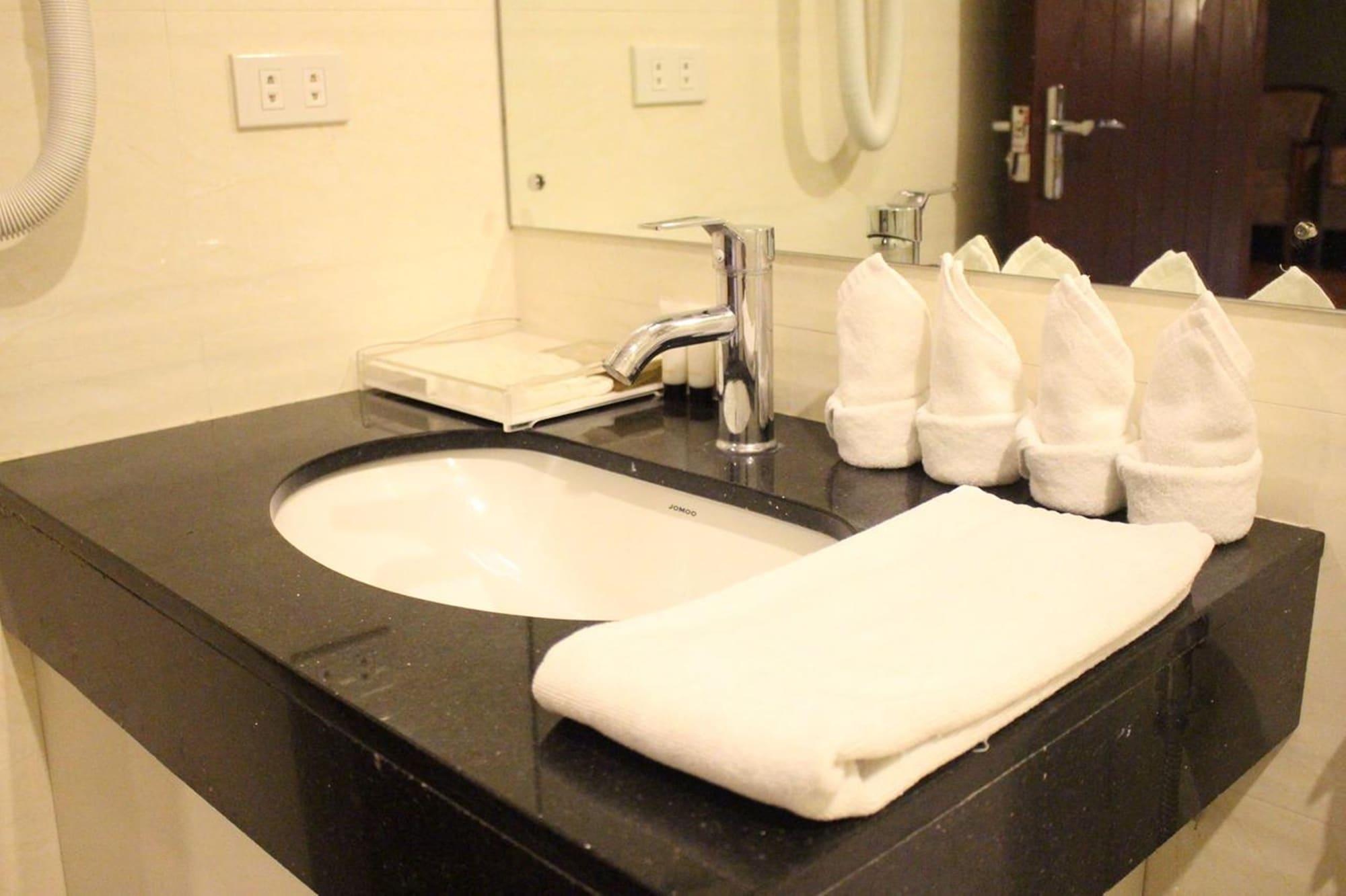באגויו Baguio Crown Legacy Hotel מראה חיצוני תמונה