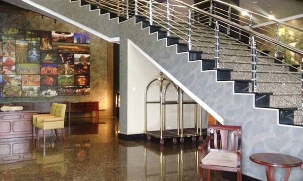 באגויו Baguio Crown Legacy Hotel מראה חיצוני תמונה